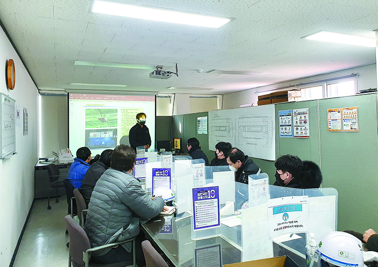 협력사 TBM(Tool Box Meeting)-금일 고위험 작업을 재공지하고 기타 위험 요소에 대해 사전 강조